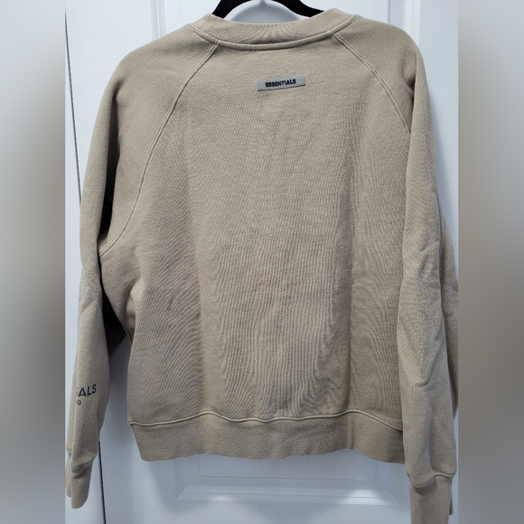 Ladies Essentials Grey Sweatshirt Crewneck, size Medium - Picture 5 of 6